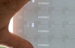 Laserowe numery seryjne w papierze zabezpieczającym